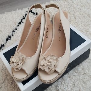 Karen Scott Daisy Natural Tan wedges women's 7.5
